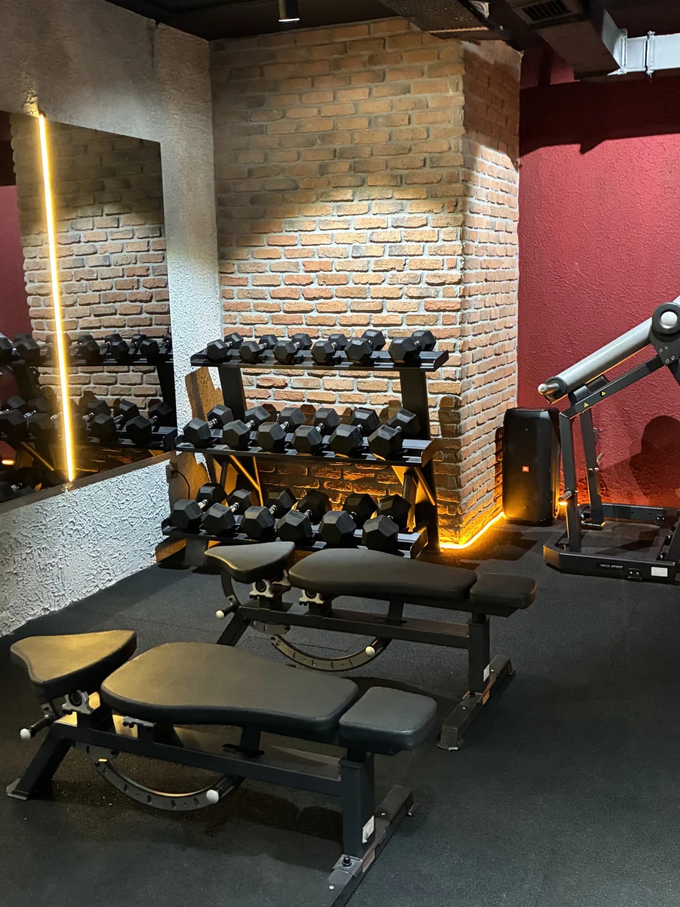 Deep Sport salonunun serbest ağırlık alanı